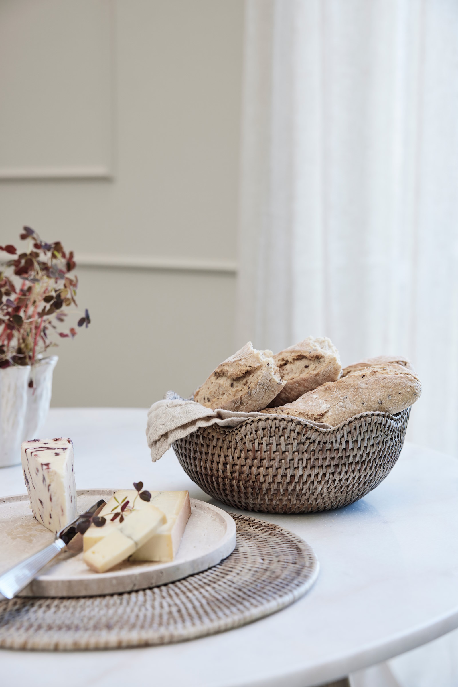 rattanowy-koszyk-na-pieczywo-sztywne-plecione-podkładki-pod-talerze-marmurowa-taca-lene-bjerre-sklep-designbywomen